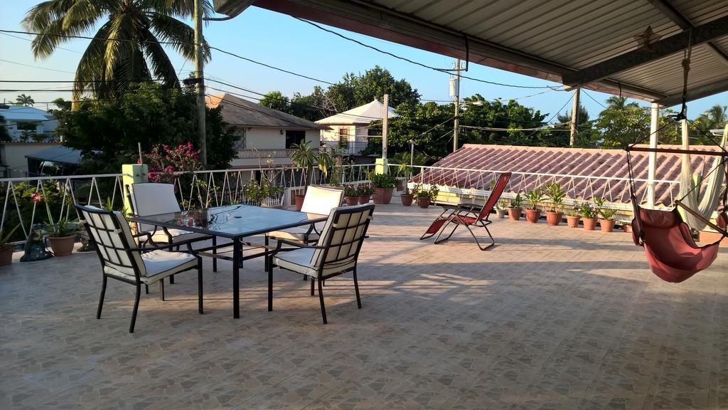 The Red Hut Inn Belize City Oda fotoğraf