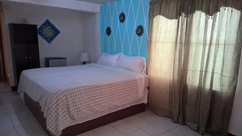 The Red Hut Inn Belize City Dış mekan fotoğraf